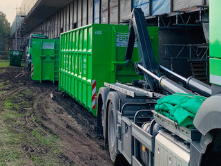Ein Abrollcontainer hinter dem Fahrzeug @ 